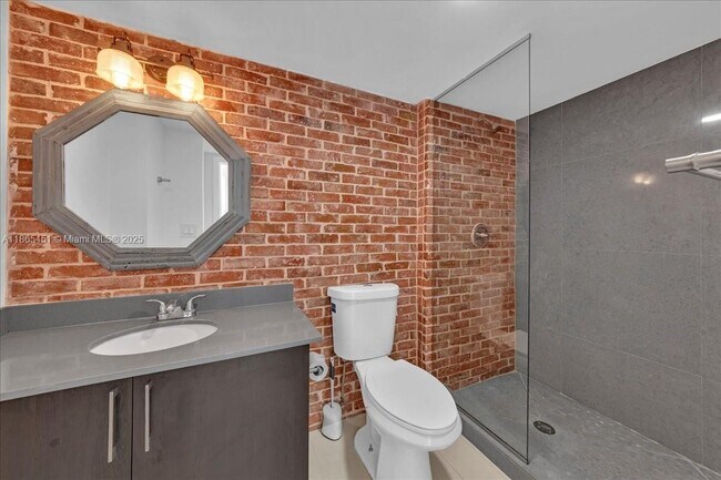 Building Photo - 3101 N Country Club Dr