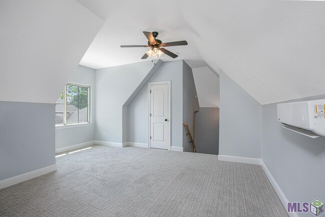 Building Photo - Trendy 4 bedroom, 2 bath home in coveted D...