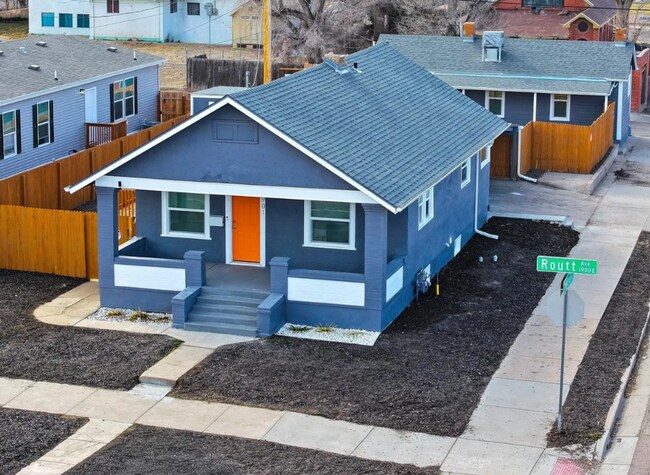 Building Photo - Updated 4BR with Fireplace, Deck & Private Backyard