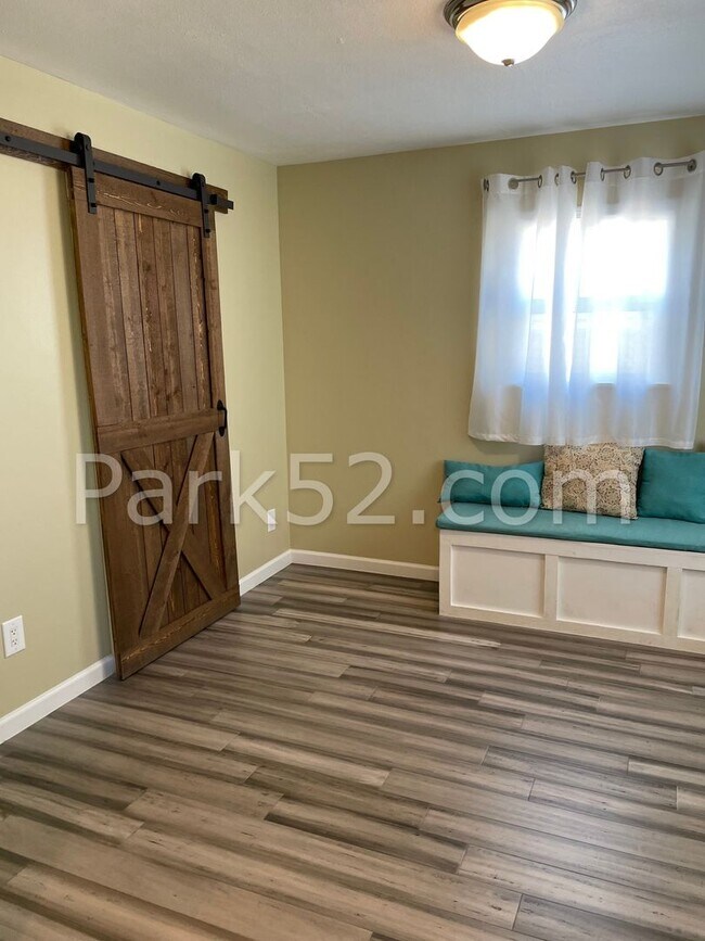 Building Photo - 4 Bedroom Single Family Home