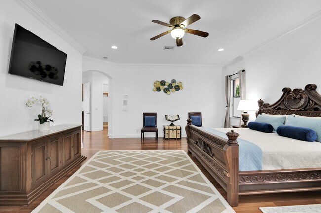 Building Photo - 10703 Versailles Blvd