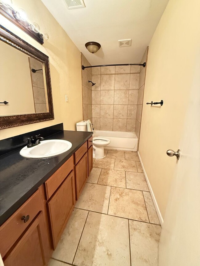 Building Photo - Charming 4 bed 2 bath home in Lampasas com...