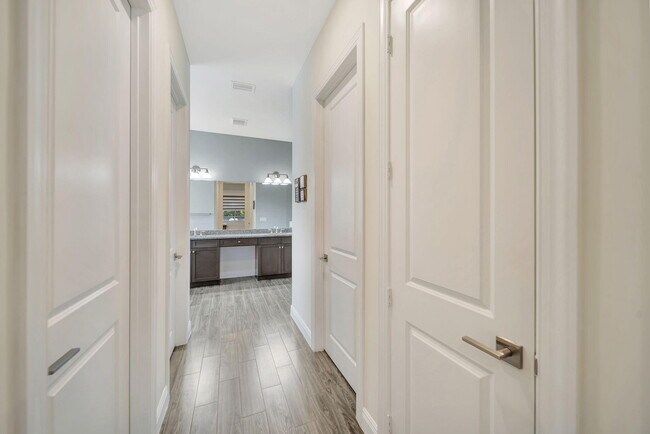 Building Photo - 8720 E Baypoint Cir