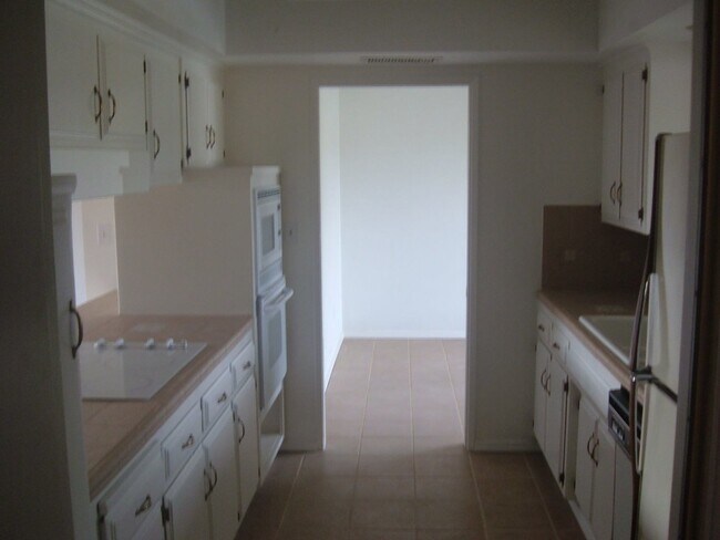 Building Photo - Beautiful 4 Bedroom House in NW Bakersfiel...