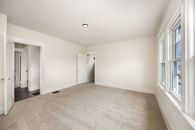 Building Photo - Move in by 4/1 for reduced rent special! Renovated 3 bedroom minutes from Hyde Park!