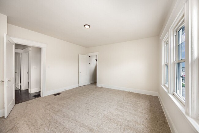 Building Photo - Move in by 4/15 for reduced rent special! Renovated 3 bedroom minutes from Hyde Park!