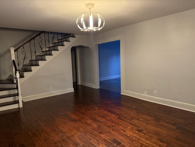 Building Photo - 146 E Park Dr