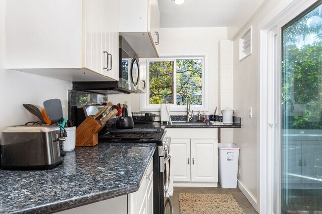 Building Photo - 59-18 Holawa Street