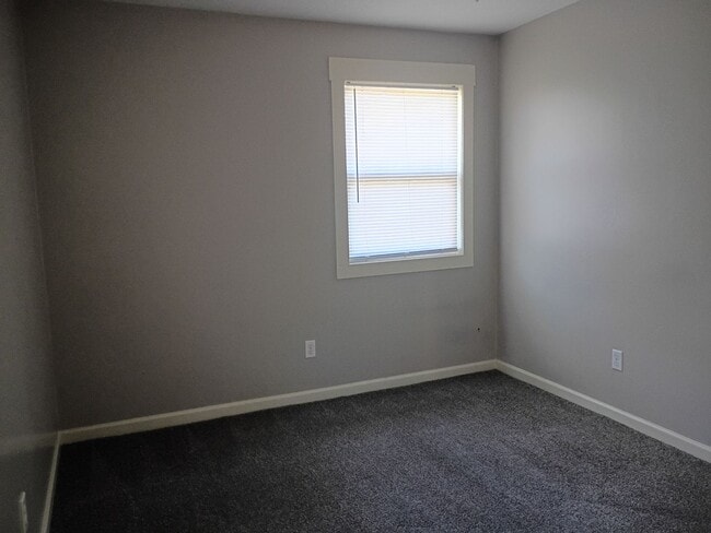 Building Photo - MOVE IN READY