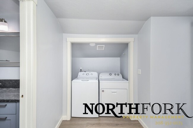 Building Photo - 1110 Manor Dr