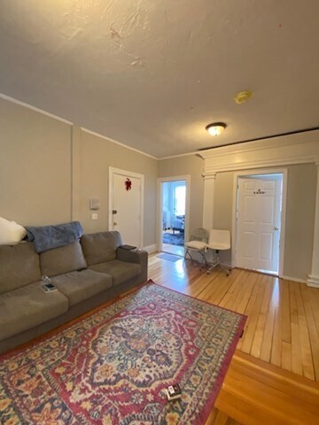 Building Photo - 10 Glenville Ave