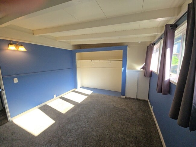 Building Photo - 4BR/2BA South Eureka Home!