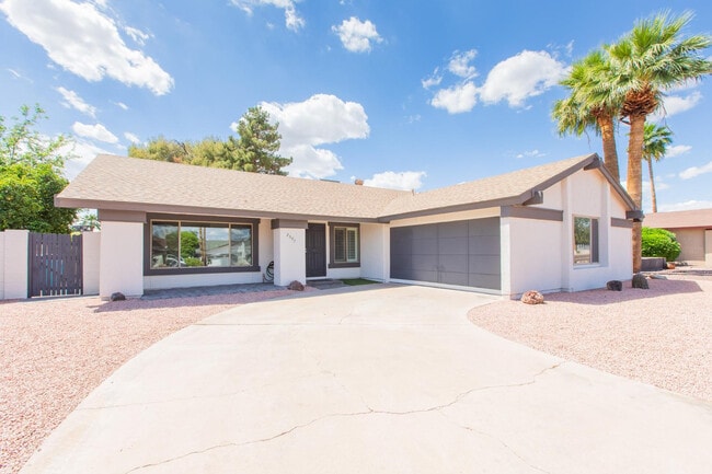 Building Photo - 2607 E Larkspur Dr