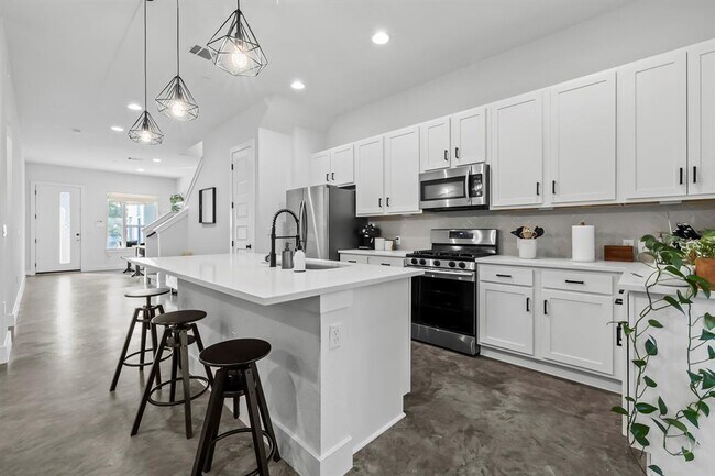 Building Photo - 8922 Menchaca Rd