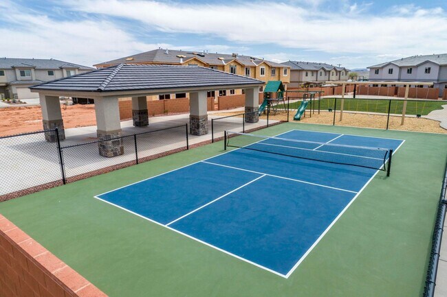 Building Photo - Newer- Red Mountain Vista Town Home,