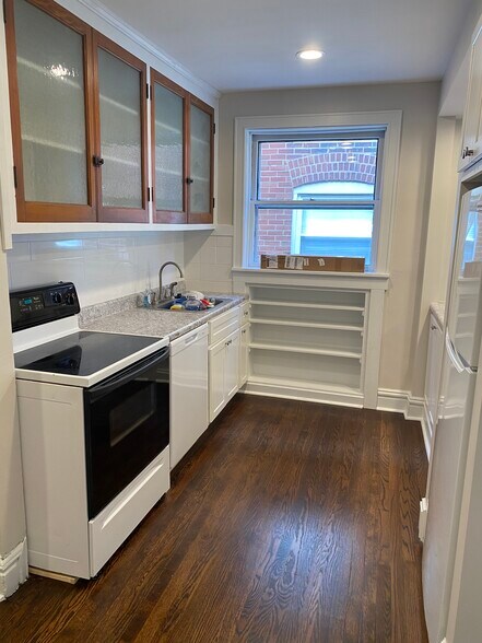 Building Photo - 4927 Lindenwood Ave