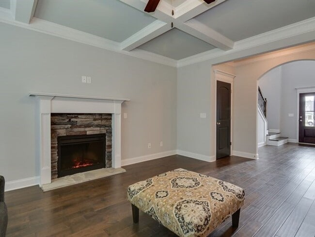 Building Photo - Centrally Located Home Sweet Home