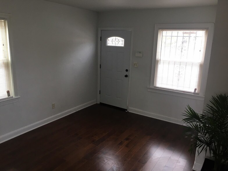 Building Photo - 1441 Holbrook St NE