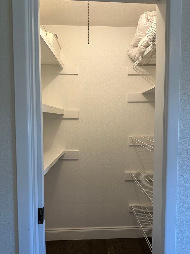 Building Photo - *** Near Domain * Stunning 4 Bedroom House * Fully Furnished * Designer Decorated * High End Luxu...