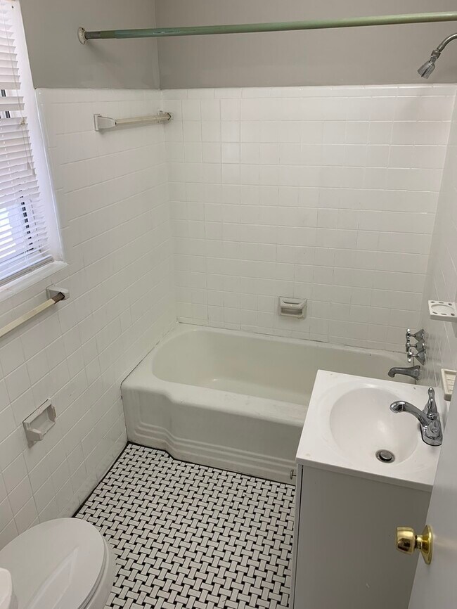 Building Photo - COMING SOON! Spacious 4 Bedroom Single-Family Home - No Carpet