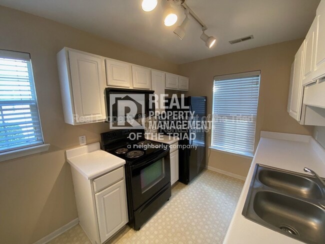 Building Photo - 3389 Hyde Pl Cir