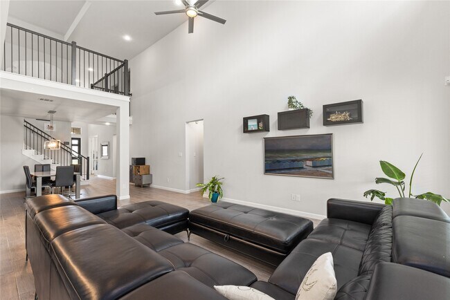 Building Photo - 5015 Walnut Grv Ln