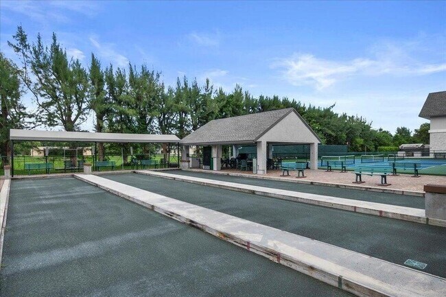 Building Photo - 7192 Huntington Ln