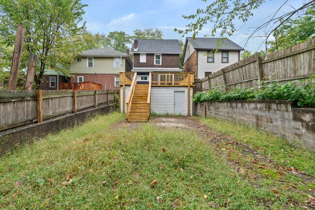 Building Photo - 2242 Manor Ave