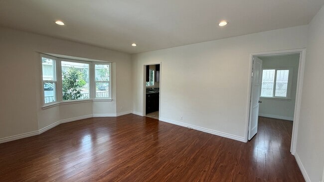 Primary Photo - 304 E Valencia Ave