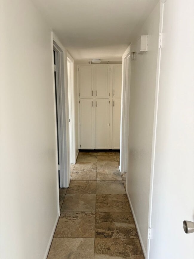Building Photo - **Excellent 3br/2ba/2garage HOUSE (EXTENSI...