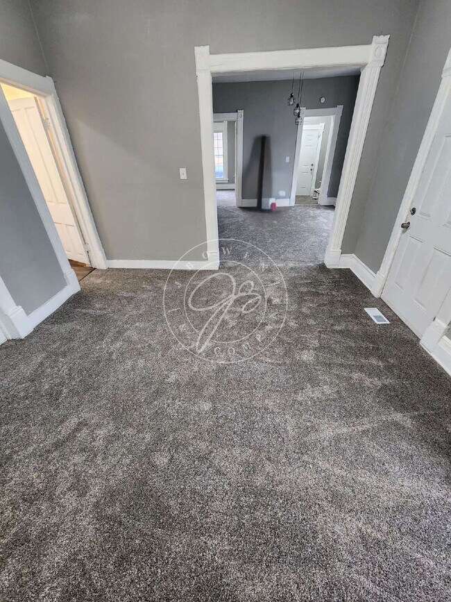 Building Photo - Spacious 2 bedroom main floor duplex! Tons of character! Convenient location!