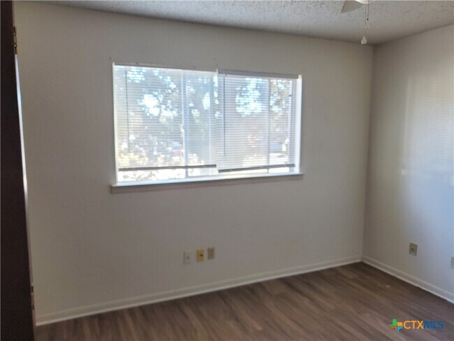 Building Photo - 209 Oak Trail Dr