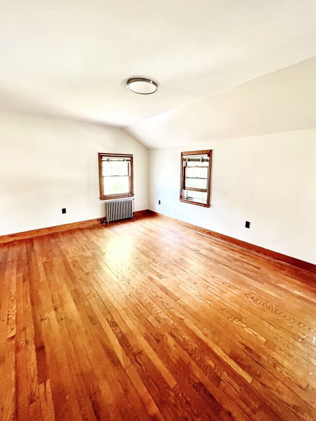 Building Photo - 5-Bedroom, 2-Bath Home Near UVM