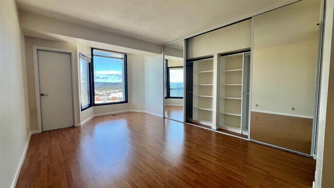 Building Photo - High Rise Living at its Best in Emeryville...