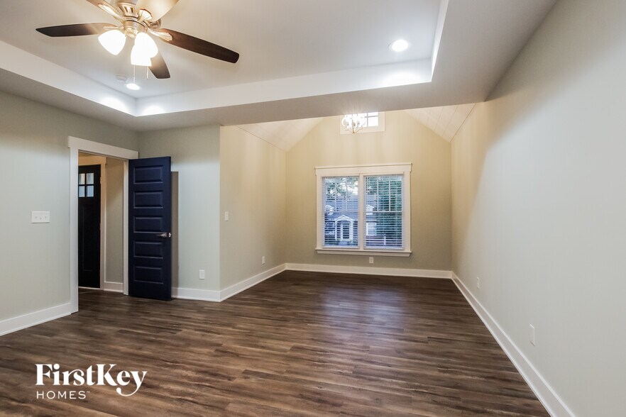 Building Photo - 300 S Crawford St