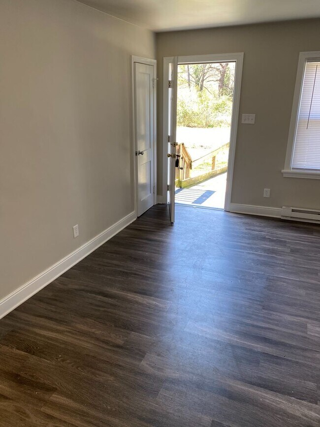 Building Photo - Just Renovated w/ large yard