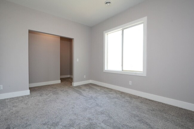 Building Photo - 294 Winifred St E