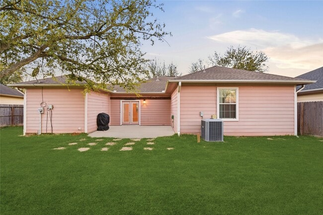 Building Photo - 415 San Julio St