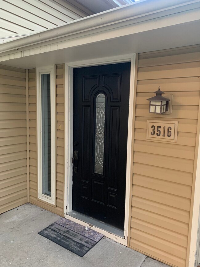 Building Photo - 3516 Valencia Dr