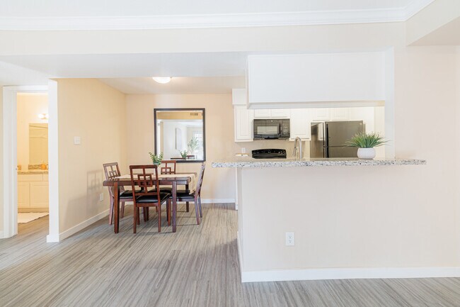 Building Photo - Welcome Home to Comfort and Convenience 2/2