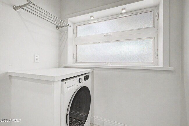 Building Photo - 521 W Mariposa St