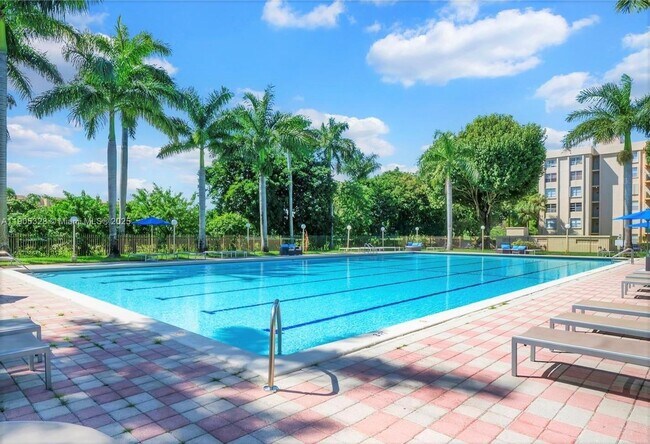 Building Photo - 9320 Fontainebleau Blvd