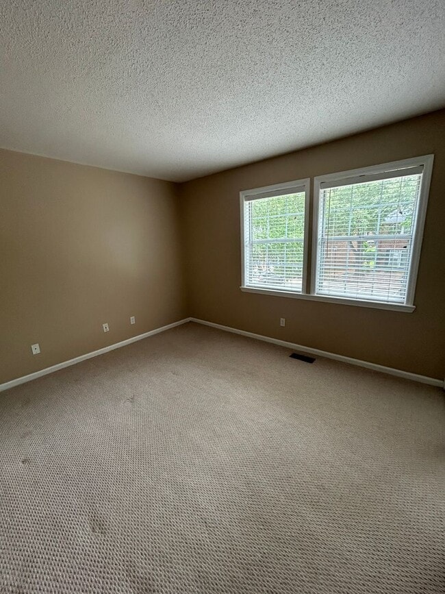 Building Photo - 2 Bedroom Townhome Available now!