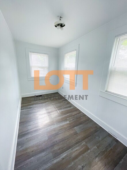 Building Photo - 276 Moore St