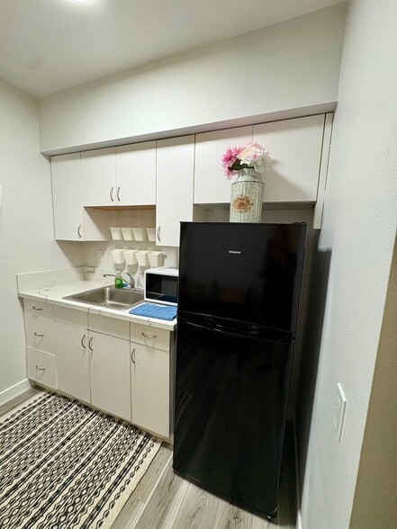 Building Photo - 28409 Victoria Rd