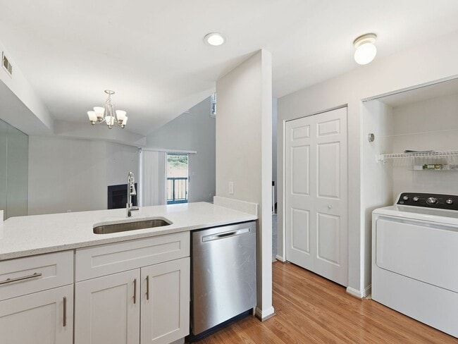 Building Photo - Perfectly situated in the highly sought-after Ponds of Centreville community!