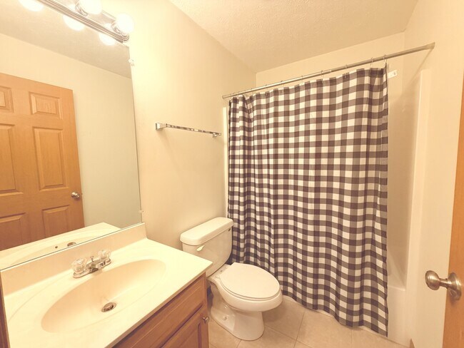 Building Photo - 513 Leah Dr