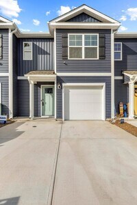 Building Photo - Brand New Town Home close to the beach!