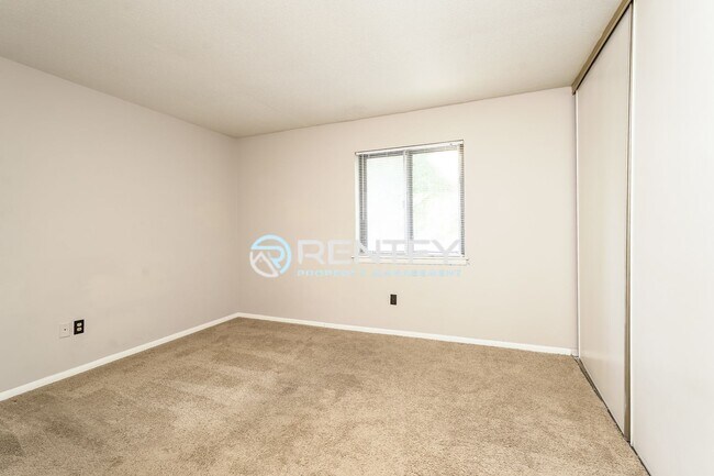 Building Photo - 2260 Sunderland Rd