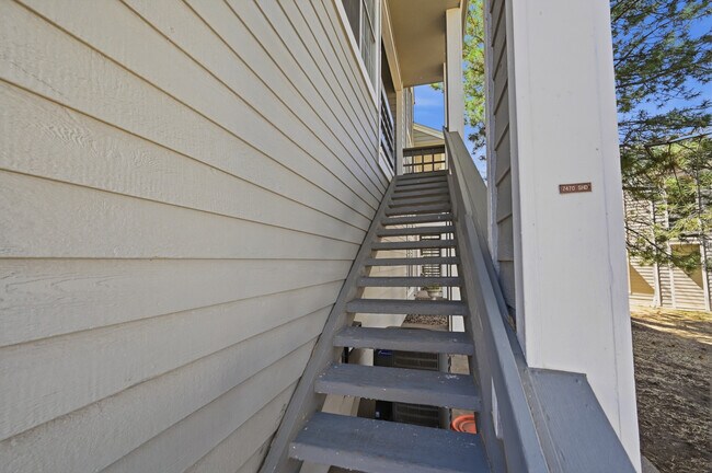 Building Photo - 7470 Singing Hills Dr